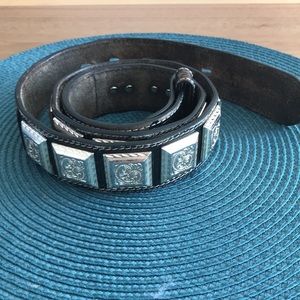 JD Leather distresses belt.